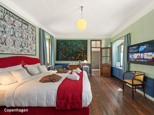 MühldorfLa Petite Ivy, Trenninghof 1302, Wachau - Managed by SKY9 Apartments的一间带大床和电视的卧室