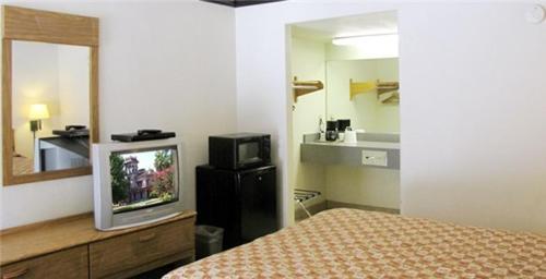 奇科联排别墅汽车旅馆的一间卧室配有一张床和一台电视