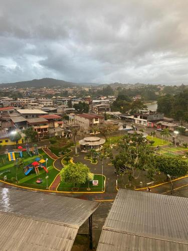 特纳Hostal la Colina的享有公园和建筑的城市美景