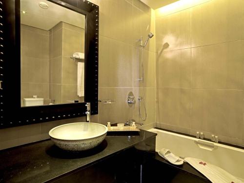 马拉喀什马拉喀什亚当公园酒店及水疗中心的一间带水槽和镜子的浴室