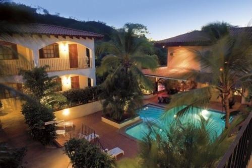 普拉亚埃尔莫萨德尔苏阿诺别墅酒店的享有带游泳池的房屋的空中景致