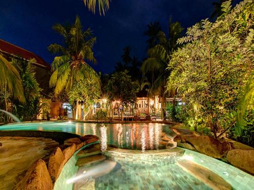 甘地达萨甘尼施山林小屋的夜间在度假村的游泳池