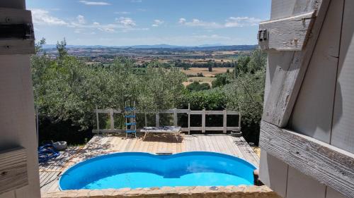 托奇亚基纳Casa Vacanza l'Infinito的从房子里可欣赏到游泳池的景色