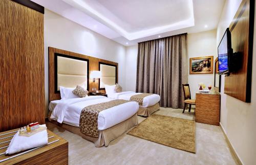 吉达Luxury villas for rent的酒店客房设有两张床和一台平面电视。