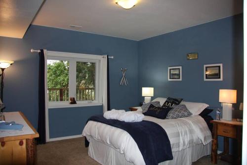 EatonvilleLakeside Living Suite! Mt Rainier, Nwtrek, Jblm的蓝色的卧室设有床和窗户