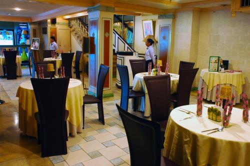 马尼拉庄园酒店餐厅或其他用餐的地方