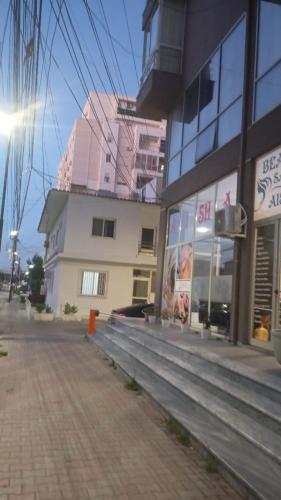 都拉斯Durres Beach Rooms的街道边的建筑物