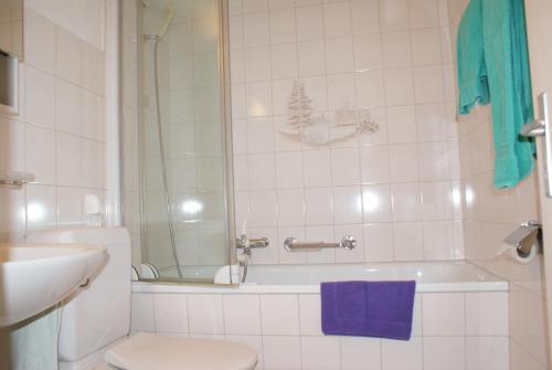 达沃斯拉瓦西22号公寓的带浴缸、卫生间和盥洗盆的浴室