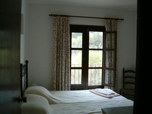 莫哈卡尔La Parata Apartments的一间卧室设有一张床和一个窗口
