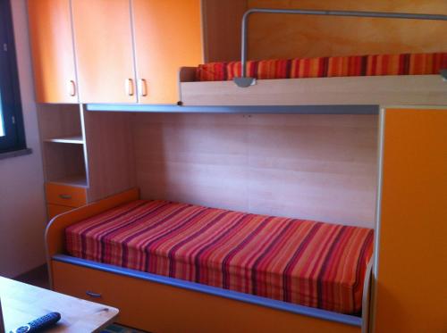 塞斯特雷Torre Dell'orologio Apartment的一间客房内配有两张双层床的房间