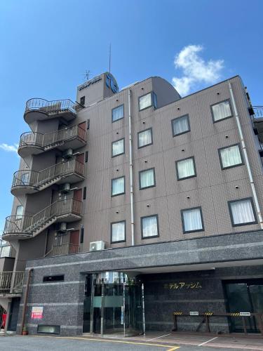 春日井ホテルアッシム的旁边带阳台的建筑