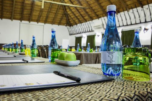 PhokengKedar Heritage Lodge, Conference Centre & Spa的一张桌子,上面有一瓶水和一支笔