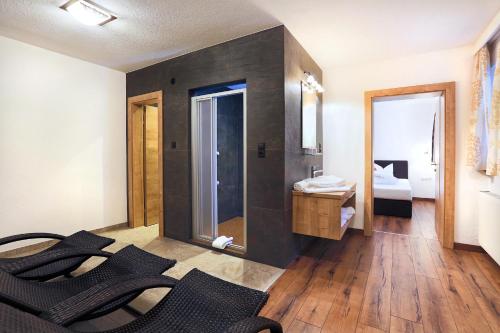 索尔登A CASA Rubin Chalet & Studio Resort的客房设有带水槽和镜子的浴室