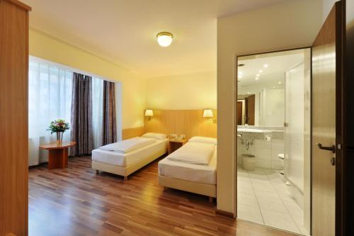 杜塞尔多夫贝尔维尤酒店的酒店客房带两张床和一间浴室