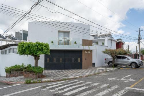 危地马拉Spacious and Elegant, Suitable Near Miraflores-Majadas A9的停在白色建筑前面的汽车