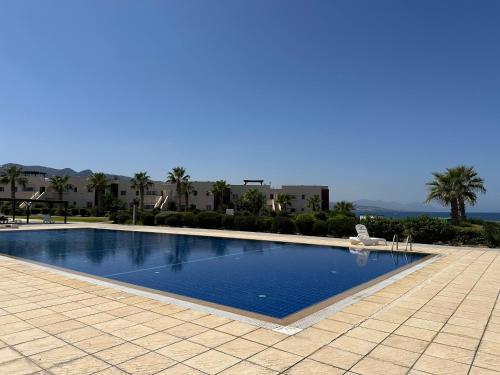 KüçükerenköyBeachfront Penthouse with beautiful view in North Cyprus的度假村内的大型游泳池