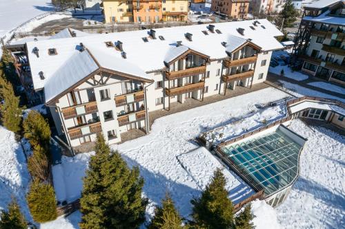 福尔加里亚高尔夫酒店的享有带雪盖屋顶的建筑的空中景致