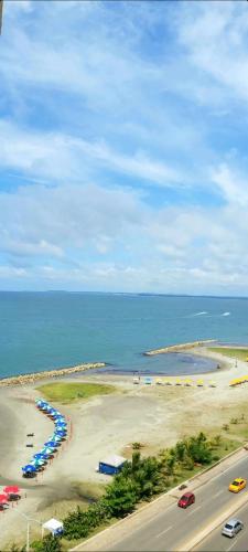 卡塔赫纳Cabrero Beach 1111的海滩空中美景,配有遮阳伞