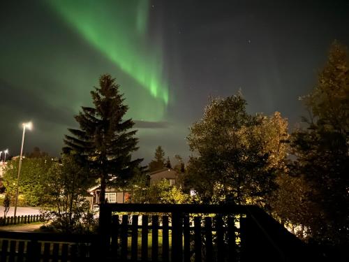 特罗姆瑟House in the lights and Aurora的天空中北极光的图像