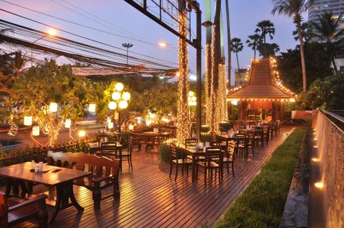 乔木提恩棕榈滩度假酒店 - SHA Extra Plus餐厅或其他用餐的地方