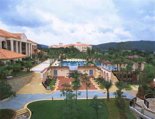 东莞峰景高尔夫酒店 内部或周边泳池景观