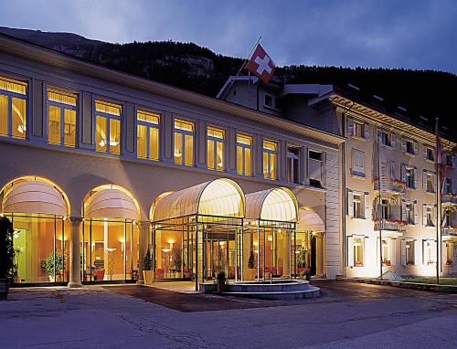 洛伊克巴德瓦力瑟洛伊克巴德阿尔卑斯温泉酒店的一座拥有许多窗户的大型建筑