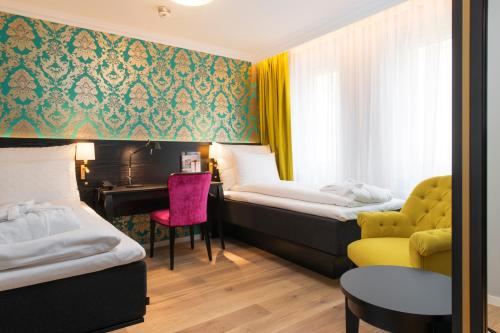 卑尔根罗森克兰茨卑尔根酒店的酒店客房配有两张床和一张书桌