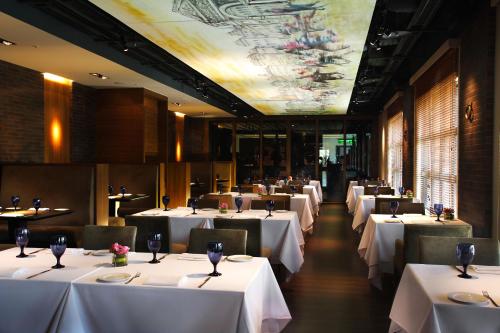 台北維多麗亞酒店的餐厅的一排餐桌,配有白色床单