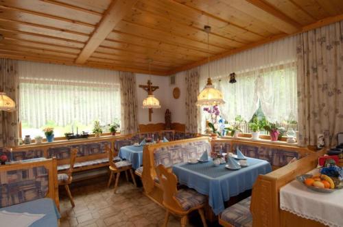马尔尼茨叶嘉霍夫膳食公寓的餐厅内带两张桌子的用餐室
