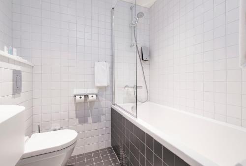 卑尔根罗森克兰茨卑尔根酒店的带浴缸、卫生间和淋浴的浴室。