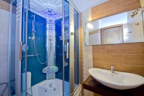 帕雷斯阿吉萨那Guesthouse Toitos的浴室配有盥洗盆、淋浴和盥洗盆。