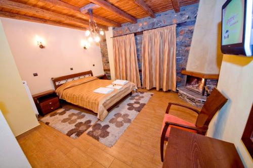 帕雷斯阿吉萨那Guesthouse Toitos的一间卧室配有一张床和一个壁炉
