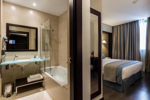 富恩拉夫拉达富恩拉夫拉达LCB酒店的酒店客房配有一张床和浴缸。