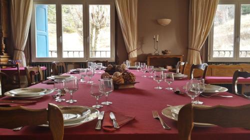 圣皮耶尔代勒福尔卡Mouli Del Riu的长桌,上面有酒杯和餐巾