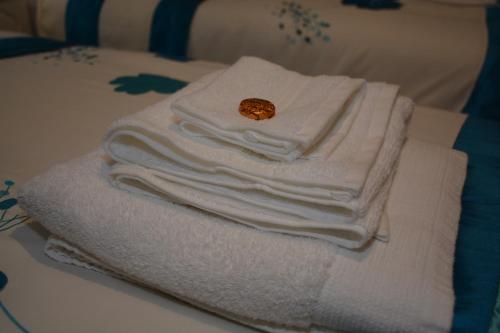 斯特灵华莱士公寓的床上的一大堆毛巾