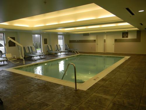 扬斯敦扬斯敦北康福特套房酒店的游泳池,位于酒店房间,周围设有椅子