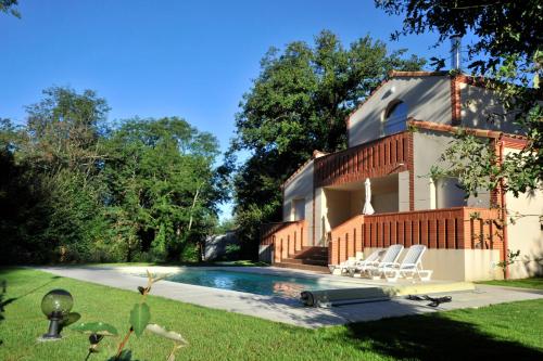 Pont-de-LarnLagrange Vacances - Royal Green的庭院中带游泳池的房子