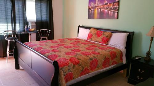 迈阿密皇家预算旅馆的一间卧室配有一张红色棉被的床