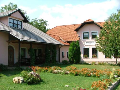 Krška Vas马丁观光农庄农家乐的前面有花园的房子