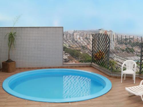 尤西德福拉Maxim Plaza Hotel的市景阳台的热水浴池
