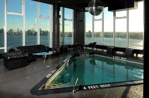 纽约纽约设计酒店的一座游泳池,位于一座享有城市美景的建筑内