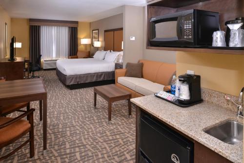 佩吉Holiday Inn Express & Suites Page - Lake Powell Area, an IHG Hotel的酒店客房设有床和客厅。