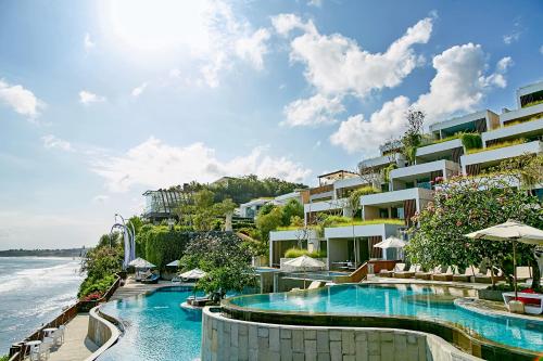乌鲁瓦图巴厘岛乌鲁瓦图安纳塔拉度假酒店的水边设有游泳池的酒店
