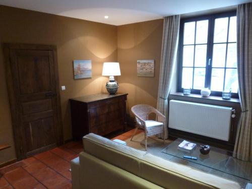 Ramillies尚特兰乡村民宿的带沙发和窗户的客厅