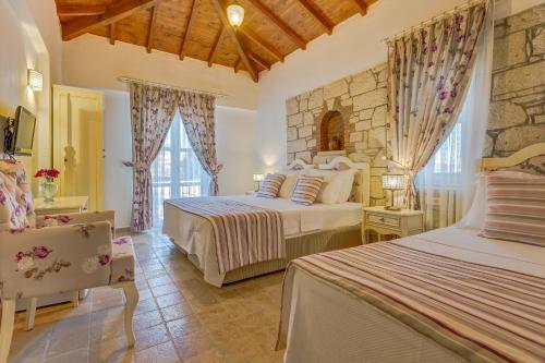 阿拉恰特阿拉娜琳康纳克酒店的一间卧室设有两张床和石墙