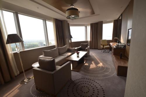 金沙萨Fleuve Congo Hotel By Blazon Hotels的带沙发、椅子和窗户的客厅