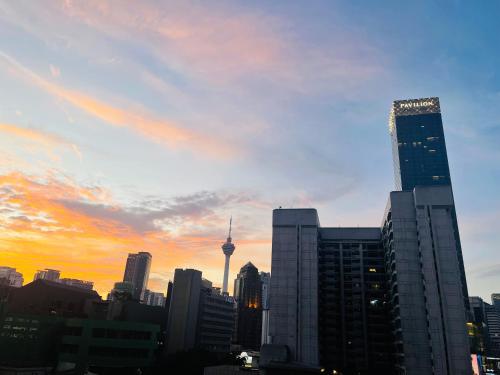 吉隆坡AXON RESIDENCE AT BUKIT BiNTANG KUALA LAMPUR的日落时分享有城市天际线的景致