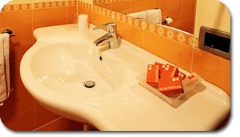 坎皮泰洛迪法萨Hotel Primula的白色浴室水槽和玩具房