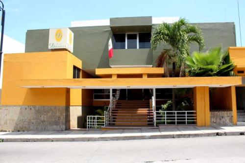 科利马Hotel Dinastía Colima的前面有棕榈树的建筑