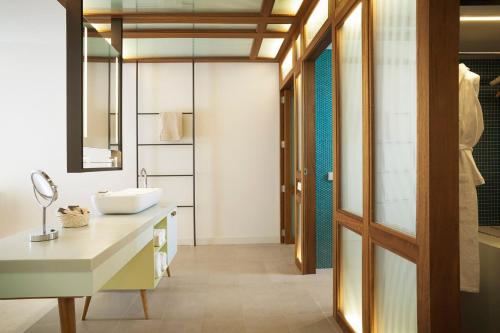 卡拉达沃Inturotel Cala Esmeralda Beach Hotel & Spa - Adults Only的一间带水槽和镜子的浴室